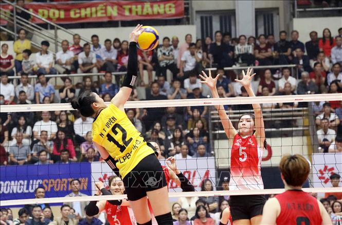 Đội nữ LPB Ninh Bình (áo vàng) đánh bại nữ Binh chủng Thông tin -TCT Đông Bắc với tỉ số 3-0 để vô địch Giải bóng chuyền Cúp Hùng Vương 2025. Ảnh: Tạ Toàn – TTXVN 