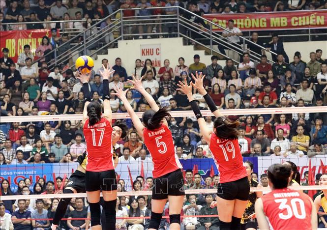 Nữ Binh chủng Thông tin -TCT Đông Bắc (áo đỏ) giành giải nhì khi để thua nữ LPB Ninh Bình (áo vàng) với tỉ số 0-3. Ảnh: Tạ Toàn – TTXVN 