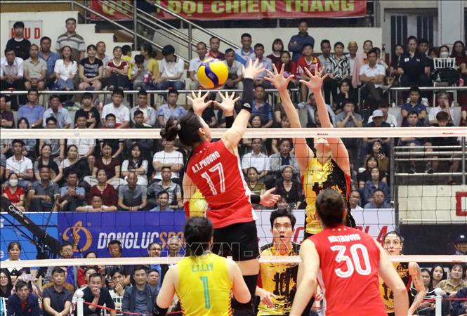 Nữ Binh chủng Thông tin -TCT Đông Bắc (áo đỏ) giành giải nhì khi để thua nữ LPB Ninh Bình (áo vàng) với tỉ số 0-3. Ảnh: Tạ Toàn – TTXVN 
