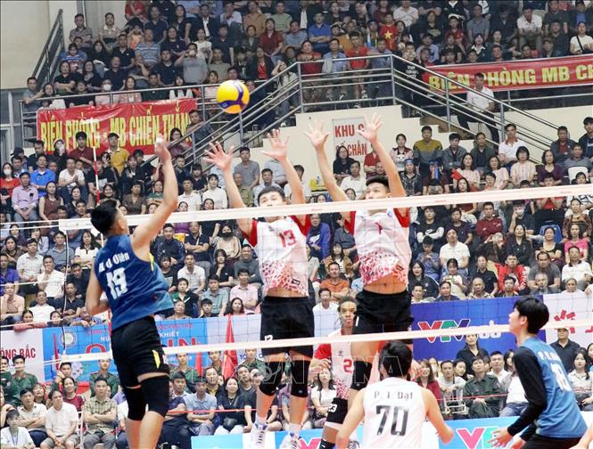 Đội nam Thể Công Tân Cảng (áo trắng) đánh bại nam Đà Nẵng với tỷ số 3-0 để giành hạng 3 tại mùa giải năm nay. Ảnh: Tạ Toàn – TTXVN
