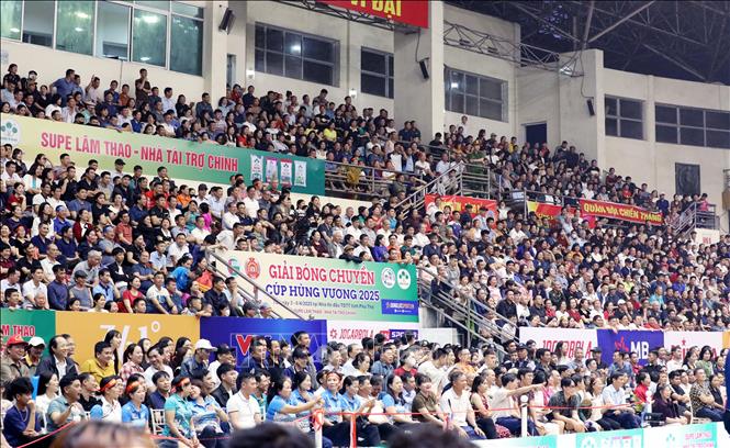 Các trận đấu đã thu hút hàng nghìn người hâm mộ đến cổ vũ cho cả 2 đội. Ảnh: Tạ Toàn – TTXVN 