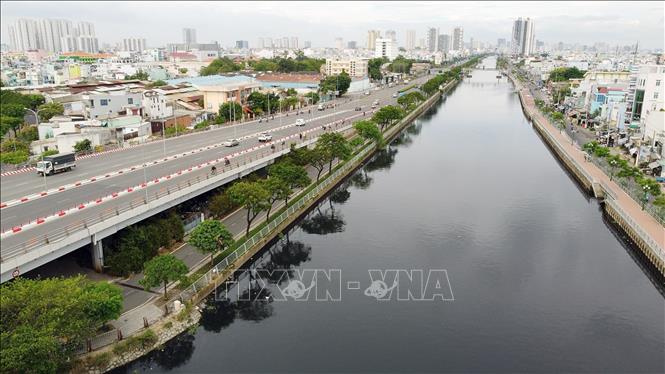 Kênh Tàu Hủ - Lò Gốm, Quận 8, Thành phố Hồ Chí Minh sau khi được cải tạo, kè bờ, làm vỉa hè không chỉ mang lại diện mạo mới cho khu vực mà còn giúp tàu thuyền đi lại thuận tiện hơn. Ảnh: Thanh Vũ-TTXVN