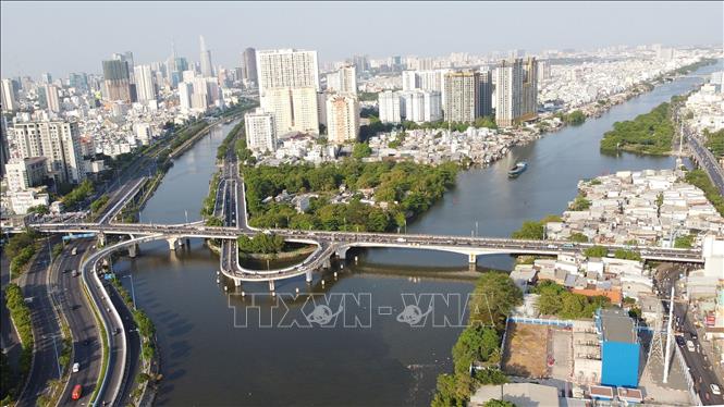 Rạch Bến Nghé (phải) sau khi được cải tạo làm bờ kè và Kênh Tẻ (trái) tạo cảnh quan xanh, sạch đẹp khu vực Quận 1, 4 và 8, Thành phố Hồ Chí Minh. Ảnh: Trung Tuyến-TTXVN