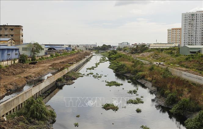 Dự án xây dựng hạ tầng và cải tạo môi trường kênh Tham Lương-Bến Cát-rạch Nước Lên dài hơn 30km, đi qua địa bàn 7 quận huyện của Thành phố Hồ Chí Minh giúp tiêu thoát nước mưa, chống úng ngập cho diện tích 14.900ha của khu vực dự án. Ảnh: Thanh Vũ-TTXVN