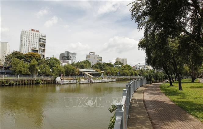 Cảnh quan môi trường dọc kênh Nhiêu Lộc – Thị Nghè sao khi đầu tư, cải tạo mới đã đem lại diện mạo mới cho đô thị, chất lượng sống tốt của người dân ngày càng tốt hơn. Ảnh: Thanh Vũ-TTXVN
