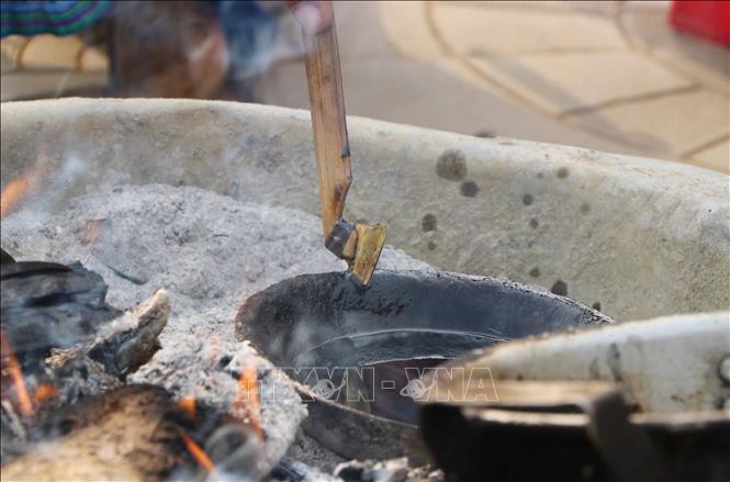 The beeswax needs to be heated to 70-80 degrees Celsius to prevent it from drying out during use. The drawing 