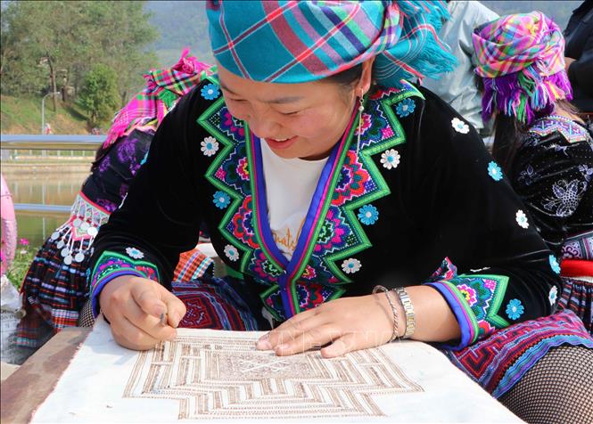 Thanks to master artisans who remain passionate about their craft, the art of beeswax painting is likely to be preserved for future generations. VNA Photo: Nguyễn Oanh