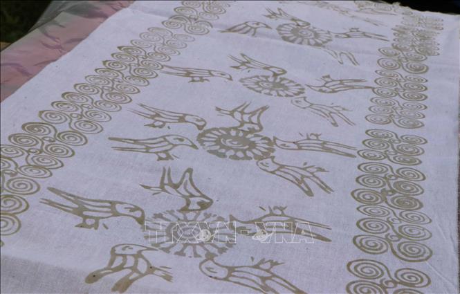 Beeswax motifs on fabric, created by Mong people in Son Binh commune. VNA Photo: Nguyễn Oanh