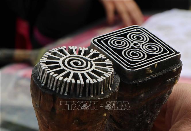 Mong women also use wooden seals with intricate patterns for beeswax painting. VNA Photo: Nguyễn Oanh