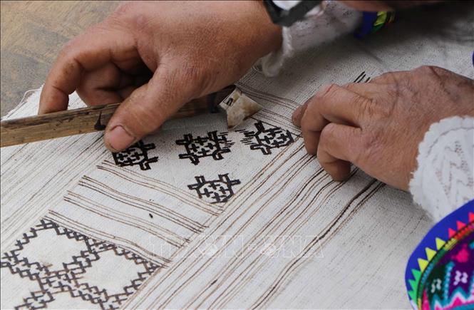 Mong woman’s skillful hands create meticulous, elaborate and symmetrical patterns. VNA Photo: Nguyễn Oanh