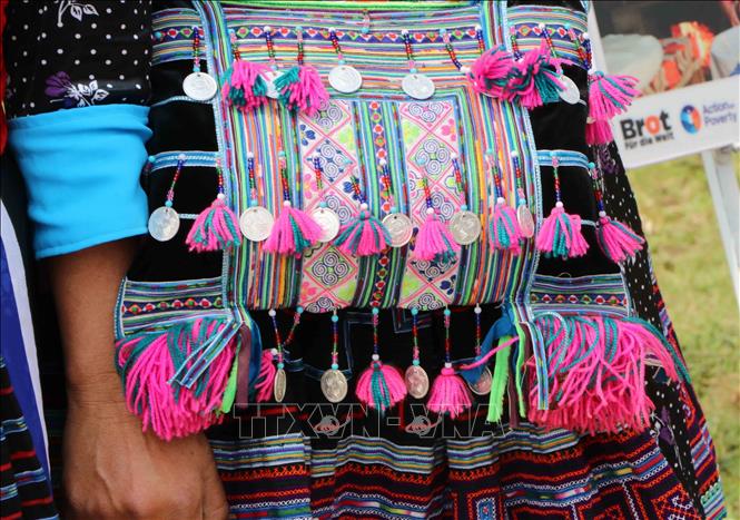 The patterns created by beeswax painting can be used as templates for colourful embroidery pieces. VNA Photo: Nguyễn Oanh