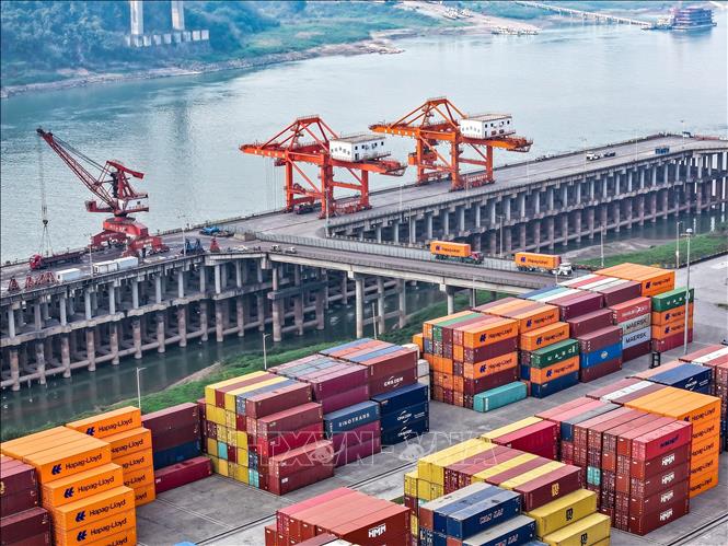 Quang cảnh cảng hàng hóa ở Trùng Khánh, Trung Quốc. Ảnh: THX/TTXVN
