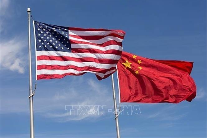 Quốc kỳ Mỹ (trái) và quốc kỳ Trung Quốc. Ảnh: IRNA/TTXVN