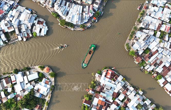 Thành phố Ngã Bảy được coi là đầu mối giao thông đường thủy quan trọng của vùng Đồng bằng sông Cửu Long. Ảnh: Hồng Đạt - TTXVN