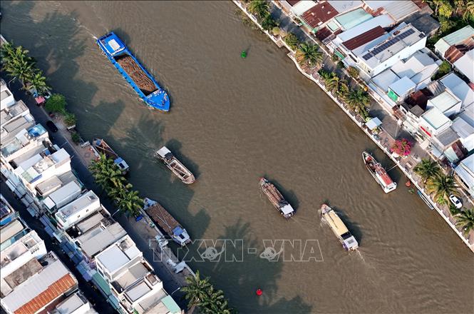 Ghe tàu lưu thông vùng sông nước Ngã Bảy. Ảnh: Hồng Đạt - TTXVN
