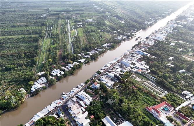 Nhánh sông Cái Côn đổ về Ngã Bảy. Ảnh: Hồng Đạt - TTXVN
