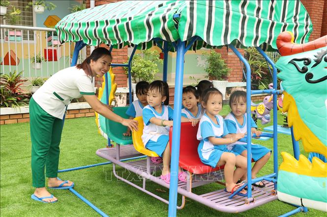 Cô trò trường Mầm non Sao Sáng (Châu Đức, Bà Rịa-Vũng Tàu) vui chơi tại sân trường. Ảnh: Hoàng Nhị - TTXVN