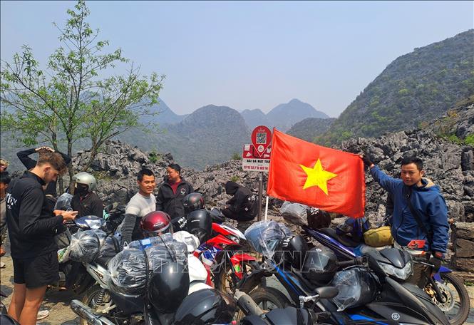 Foreign visitors experience tours of Ha Giang. VNA Photo: Đức Thọ