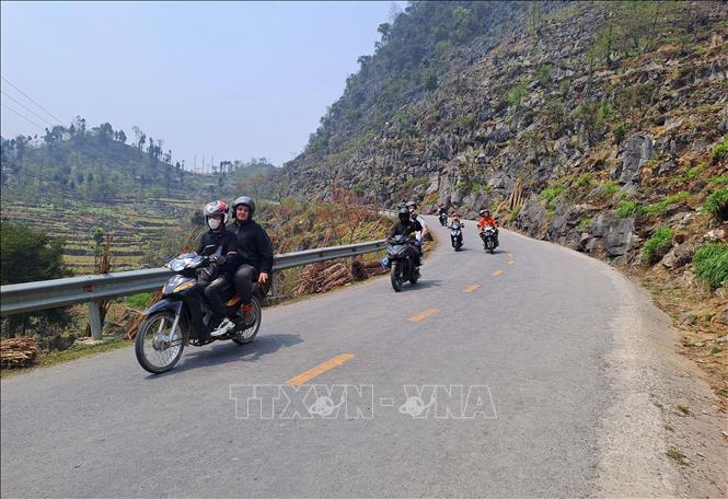 Foreign visitors experience tours of Ha Giang. VNA Photo: Đức Thọ