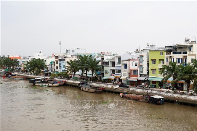 Nhà phố trung tâm thành phố Ngã Bảy, tỉnh Hậu Giang. Ảnh: Hồng Đạt - TTXVN