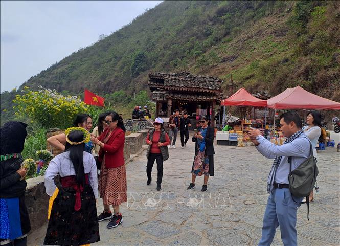 Visitors check-in at Tham Ma Pass. VNA Photo: Đức Thọ