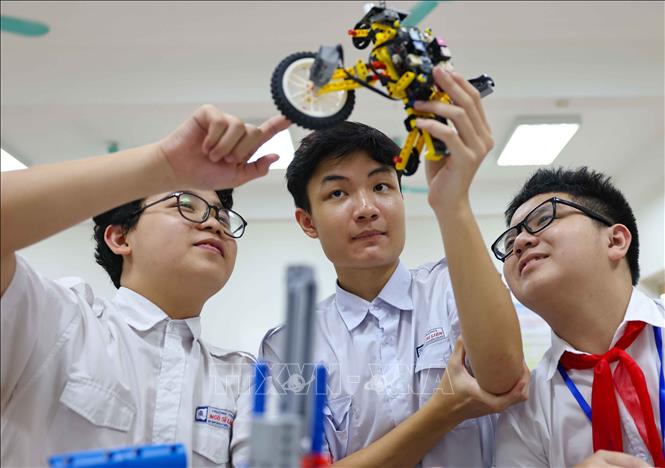 Bộ thiết bị Vrobot còn được tích hợp thêm đồng thời 2 chế độ đó là điều khiển bằng giọng nói và điều khiển bằng cử chỉ, từ đó giúp tăng hứng thú cho người dùng. Đây là một tính năng mới, vừa sinh động, trực quan, đồng thời mở ra hướng phát triển nâng cấp cho công nghệ chế tạo robot trong giáo dục. Ảnh: Thanh Tùng - TTXVN