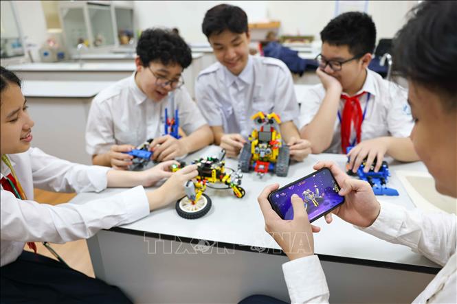 VRobot mang đến giải pháp toàn diện cả linh kiện lẫn phần mềm phục vụ cho dạy học STEAM và lập trình Robotics, giúp mọi trẻ em đều có cơ hội được làm quen với khoa học công nghệ. Ảnh: Thanh Tùng - TTXVN
