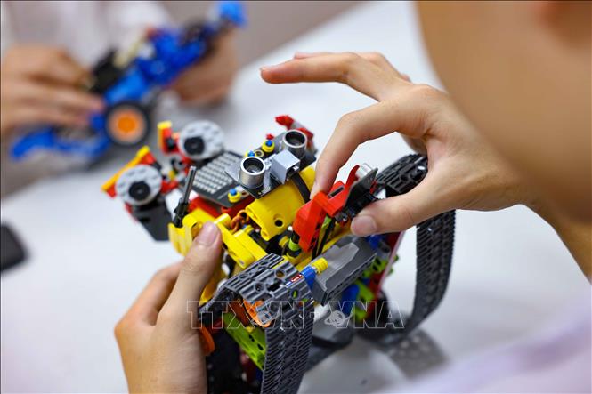 Bộ thiết bị giáo dục thông minh - VRobot sau khi được hoàn thện sẽ giúp học sinh hiểu biết về lập trình, có thể tự sáng tạo riêng cho mình. Ảnh: Thanh Tùng - TTXVN