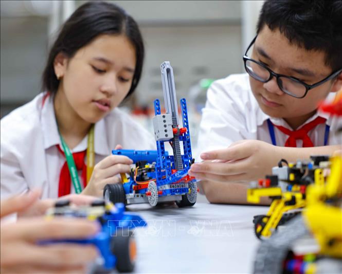 Mong muốn sản phẩm robot thông minh của mình sẽ được thương mại hóa, nhóm học sinh đặt ra kế hoạch trong 3 tháng đầu năm 2025 sẽ làm thử nghiệm 200 sản phẩm đưa ra thị trường với chi phí trên mỗi sản phẩm là 630.000 đồng. Ảnh: Thanh Tùng - TTXVN