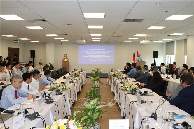 Phó Thủ tướng thường trực Nguyễn Hòa Bình làm việc tại Trường Đại học Việt Đức. Ảnh: Văn Hướng - TTXVN