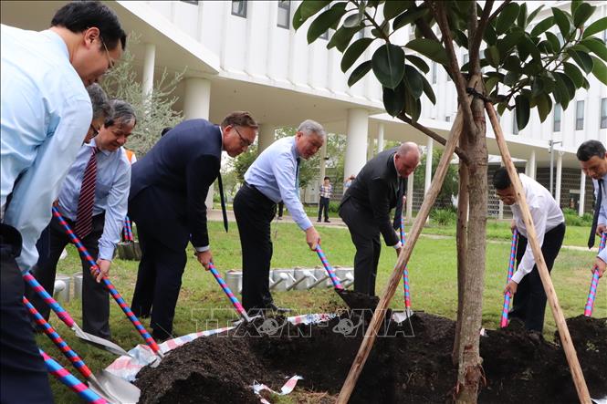 Phó Thủ tướng thường trực Nguyễn Hòa Bình trồng cây lưu niệm tại khuôn viên Trường Đại học Việt Đức. Ảnh: Văn Hướng - TTXVN