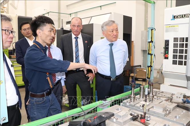 Phó Thủ tướng thường trực Nguyễn Hòa Bình thăm phòng kỹ thuật của Trường Đại học Việt Đức. Ảnh: Văn Hướng - TTXVN