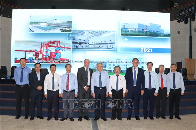 Phó Thủ tướng thường trực Nguyễn Hòa Bình chụp ảnh lưu niệm với lãnh đạo Trường Đại học Việt Đức. Ảnh: Văn Hướng - TTXVN