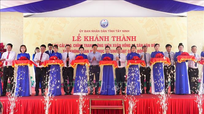 Các đại biểu cắt băng khánh thành công viên Xuân Hồng. Ảnh: Minh Phú – TTXVN