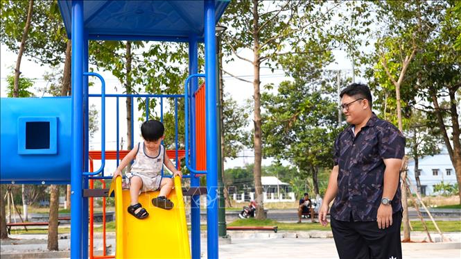 Công viên Xuân Hồng thu hút người dân Tây Ninh đến vui chơi với không gian thoáng, mở, hiện đại. Ảnh: Minh Phú – TTXVN