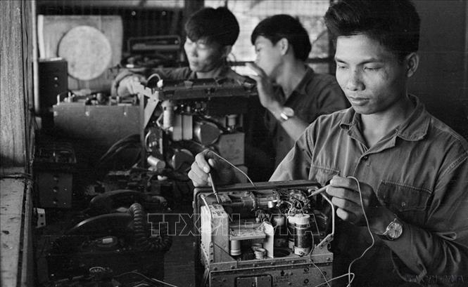 Cán bộ chiến sĩ đại đội 16 thông tin Quảng Ngãi không ngừng học tập, nâng cao trình độ kỹ thuật. Đơn vị đã tự sửa chữa các loại máy của địch để đưa vào sử dụng. Ảnh: TTXVN