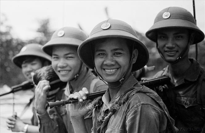 Những chiến sĩ bộ đội thông tin Quảng Ngãi lập chiến công xuất sắc trong chiến dịch đại thắng mùa xuân năm 1975. Ảnh: TTXVN