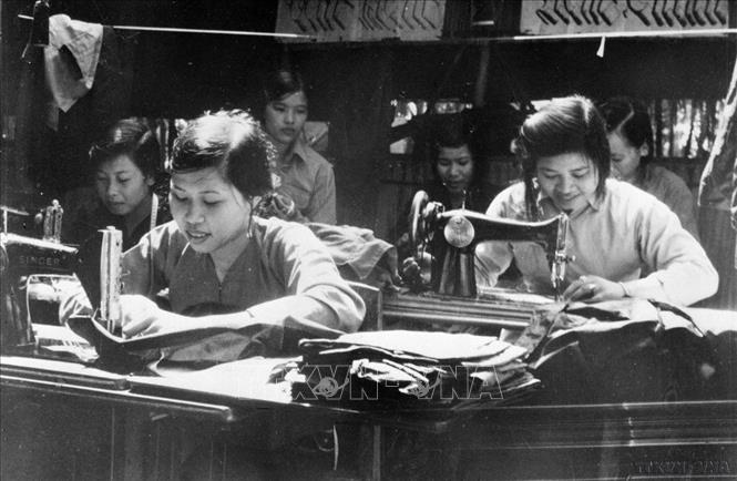 Thực tiễn cho thấy, trước giờ mở đầu chiến dịch Hồ Chí Minh lịch sử, quân và dân ta đã xây dựng được một thế trận vững vàng và độc đáo của chiến tranh nhân dân. Trong ảnh: Một đơn vị thuộc trung đoàn sông Hương (miền Tây Nam Bộ) may quân trang phục vụ bộ đội. Ảnh: TTXVN