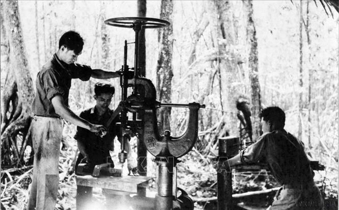 Thực tiễn cho thấy, trước giờ mở đầu chiến dịch Hồ Chí Minh lịch sử, quân và dân ta đã xây dựng được một thế trận vững vàng và độc đáo của chiến tranh nhân dân. Trong ảnh: Sản xuất vũ khí phục vụ cho chiến trường miền Nam. Ảnh: TXVN