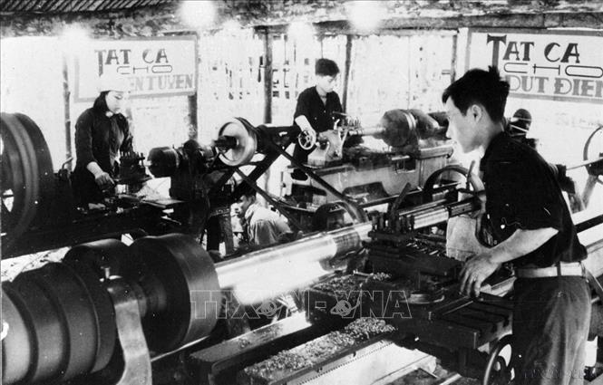 Thực tiễn cho thấy, trước giờ mở đầu chiến dịch Hồ Chí Minh lịch sử, quân và dân ta đã xây dựng được một thế trận vững vàng và độc đáo của chiến tranh nhân dân. Trong ảnh: Công nhân phân xưởng miền Tây Nam Bộ sản xuất nhiều vũ khí phục vụ bộ đội. Ảnh: TTXVN