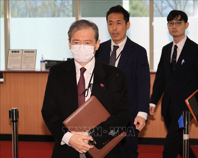 Công sứ Đại sứ quán Nhật Bản tại Hàn Quốc, ông Taisuke Mibae (phía trước), tới Bộ Ngoại giao Hàn Quốc ở Seoul, ngày 8/4/2025. Ảnh: Yonhap/TTXVN 