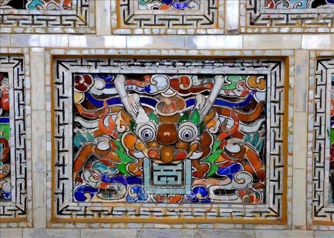 Những đường nét trang trí tinh xảo và được các nhà nghiên cứu đánh giá là đạt đến đỉnh cao trong kỹ thuật, mỹ thuật ghép sành, sứ. Ảnh: Phạm Hậu - TTXVN