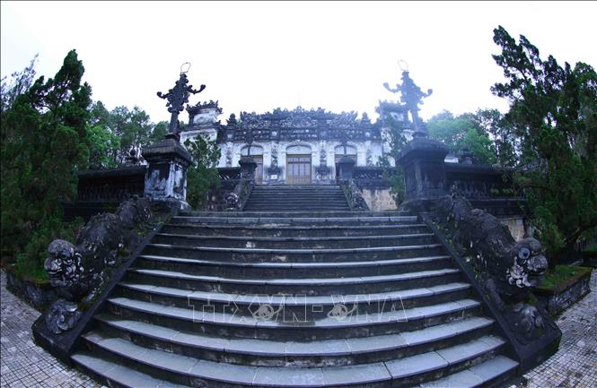 Lăng Khải Định đẹp nổi bật với 127 bậc thang kéo dài từ ngoài phần cổng lăng đến khu lăng tẩm chính. Ảnh: Vũ Sinh - TTXVN
