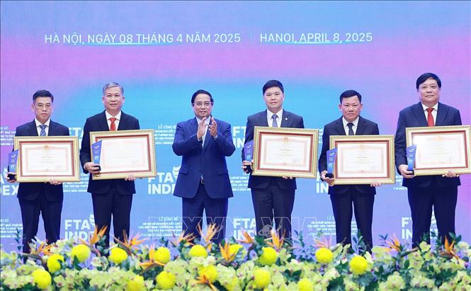 Thủ tướng Phạm Minh Chính trao Bằng khen tặng các tỉnh, thành phố có thành tích trong việc đánh giá kết quả thực hiện các hiệp định thương mại tự do năm 2024. Ảnh: Dương Giang-TTXVN 
