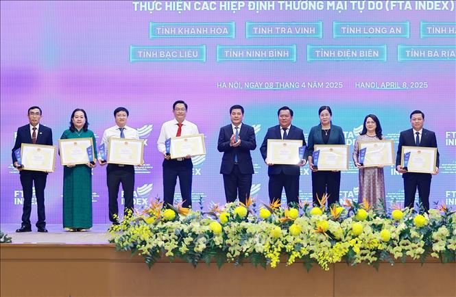 Bộ trưởng Bộ Công Thương Nguyễn Hồng Diên trao Bằng khen cho các tỉnh, thành phố có thành tích tốt trong việc đánh giá kết quả thực hiện các hiệp định thương mại tự do năm 2024. Ảnh: Dương Giang-TTXVN 
