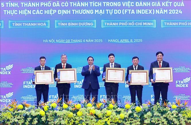 Thủ tướng Phạm Minh Chính trao Bằng khen cho các tỉnh, thành phố có thành tích trong việc đánh giá kết quả thực hiện các hiệp định thương mại tự do năm 2024. Ảnh: Dương Giang-TTXVN 
