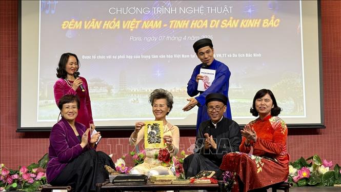 Giới thiệu và trải nghiệm làm tranh Đông Hồ với khán giả. Ảnh: Nguyễn Thu Hà - PV TTXVN tại Pháp
