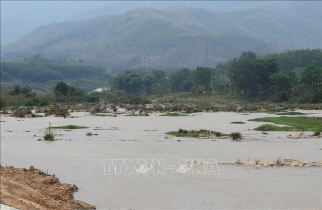 Sông Đăk Bla chảy qua huyện Kon Rẫy, tỉnh Kon Tum, có lưu lượng nước thấp hơn trung bình nhiều năm cùng kỳ từ 30 – 55%. Ảnh: Dư Toán – TTXVN