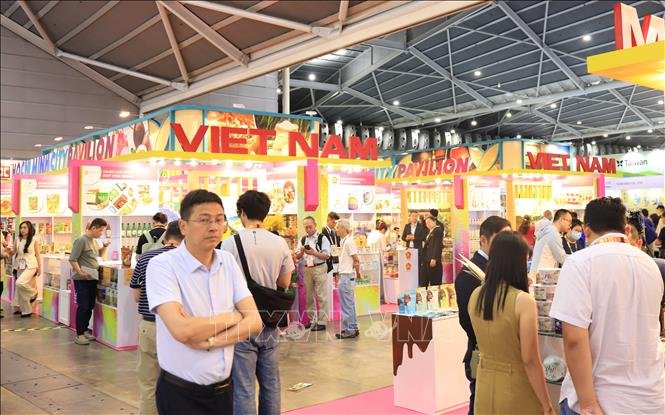 Gian hàng các sản phẩm của Việt Nam nổi bật và thu hút đông đảo khách hàng. Ảnh: Tất Đạt - PV TTXVN tại Singapore