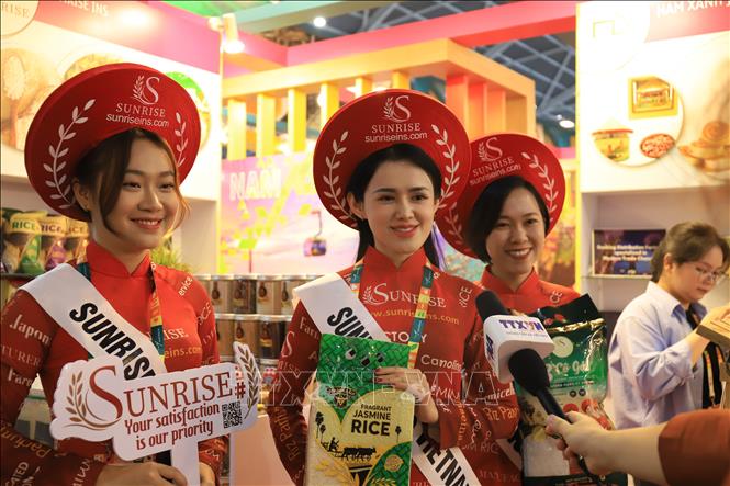 Giám đốc phát triển kinh doanh Công ty Sunrice Đỗ Vũ Gia Linh trả lời phỏng vấn TTXVN. Ảnh: Tất Đạt - PV TTXVN tại Singapore